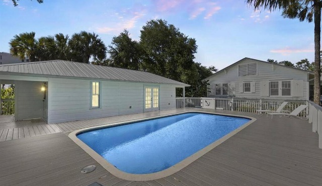 The Seaside Treasure Sparkling Pool w Guesthouse