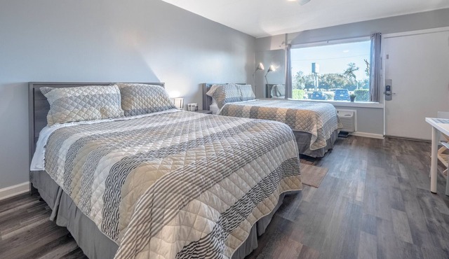 The Waterway 103: 2 Queens Studio with complex pool!