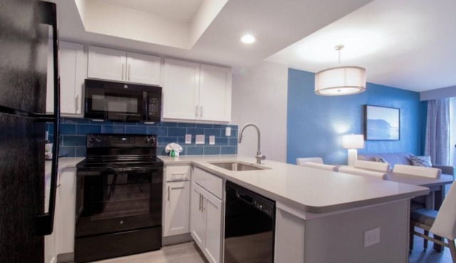 Three Oceanfront 3BR Suite l Lazy River Access, Resort Pools & Beach Steps