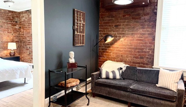 Tin W Suite-Remedies Inn, downtown historic