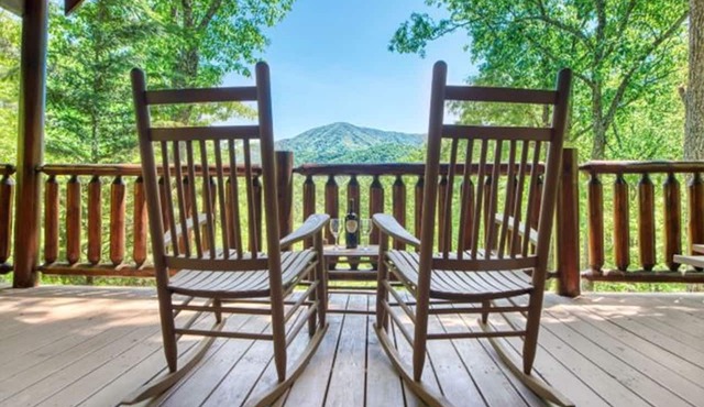 Top Rated, Romantic, Secluded, Stunning views, hot tub, pool table, nearby draws