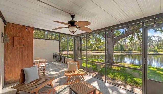 Tranquil 2 bedroom townhome with loft/additional bedroom in vibrant Tampa