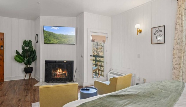 Tranquil Corner - Romantic King Studio Near Trails With Views And Breakfast