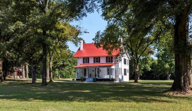 Tranquil Farmhouse Escape: Your 10-Acre Getaway Awaits! 4 Bedrooms
