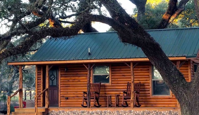 Tranquility Cabin Surrounded By Live Oak Trees With A Fabulous Private Hot Tub! in Cat Spring