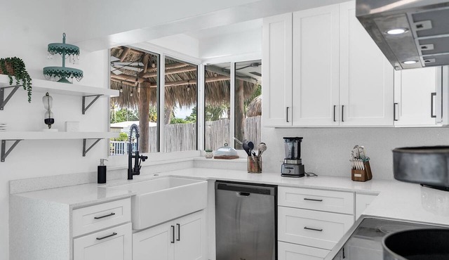 Tropic Tiki Villa. Private Pool, Hottub, Tiki & Waterfront! Great location!