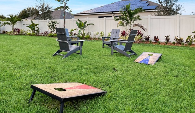 Tropical Garden | Fast WiFi | 5 TVs | Fenced Yard