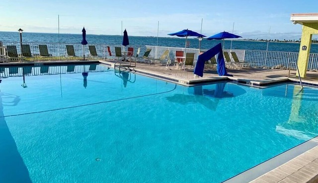 Tropical Serenity-Water View, Heated Pool Tiki Bar