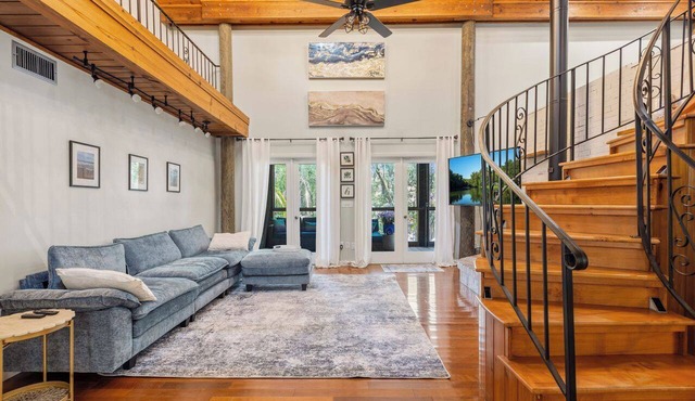 Unique Luxurious raised Cabin within 1hr to Disney and minutes from Lake Harney.