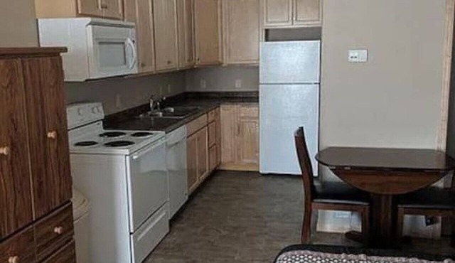 Unit 1: Cozy Studio Microhotel with Full Kitchen. in Harvey