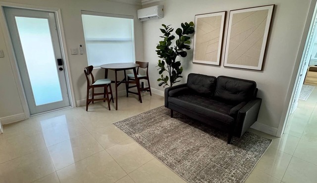 Updated 1 Bedroom in Boutique Mid-Century Building