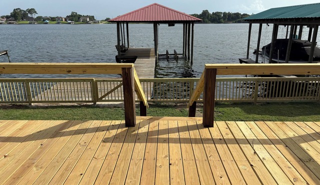 Updated 4-bedroom Toddler safe backyard, new appliances and furniture, green egg