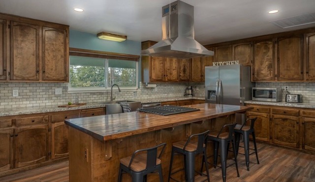 Updated Cabin-AC-game room- room for 2 families-Dogs Welcome in Arnold