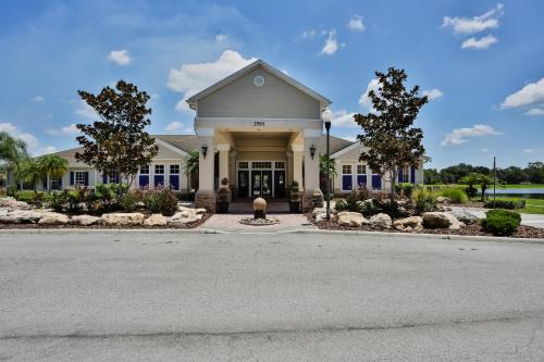 Updated retreat with pool access, W/D, AC, & patio - close to Disney Parks