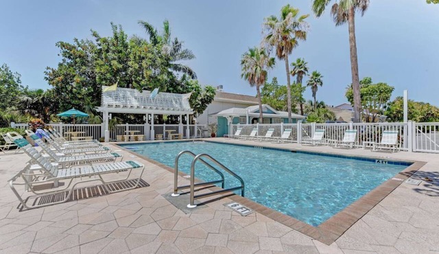 Upgraded Coastal Style · Spacious South-Side 1 bedroom in Bradenton Beach