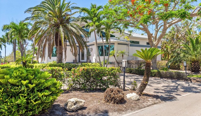 Upscale Canal Home – Private Pool & Boat Dock: Hideaway Bay in LBK by RVA
