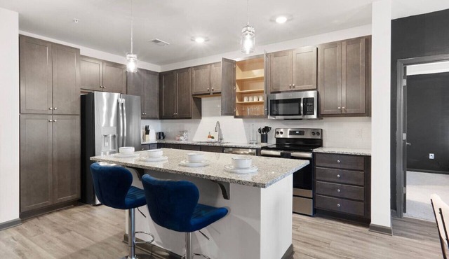 Upscale King 5 Bed Suite—in North Raleigh!