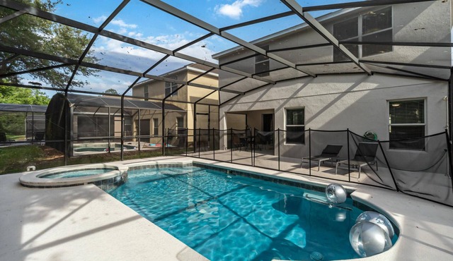 Veranda Palm, private pool, near famous attractions!