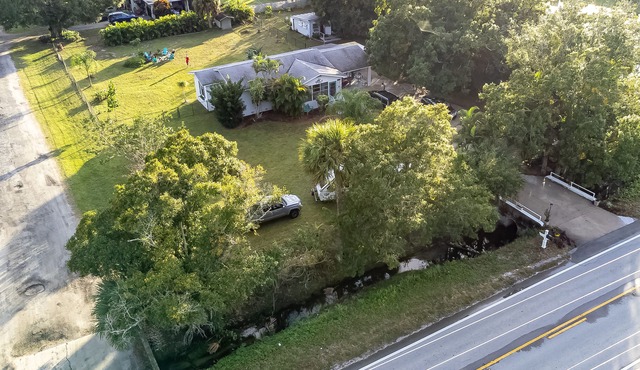 Vero Beach House 10 minutes from beach, downtown, trails and river kayaking
