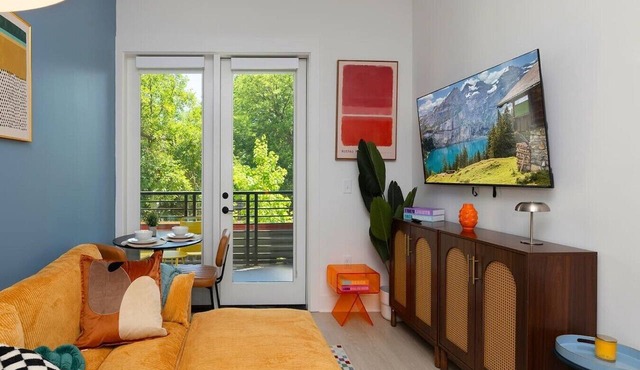 Vibrant Loft, King Bed, NoDa Area, Free Parking, Rooftop & Terrace
