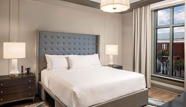 Vibrant Spacious Suite w/Kitchenette l Near Downtown – Walkable Charleston Stay