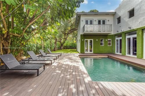 Villa Roxi, Chic 5BR Hideaway with Pool in Coconut Grove in Miami