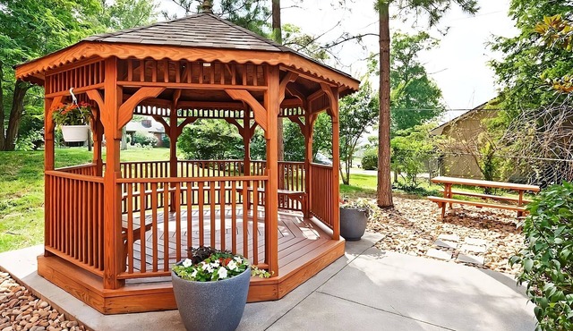 Visit the Lakeshore Park! Private Kitchen & FREE Parking! Pets Allowed, Gazebo!