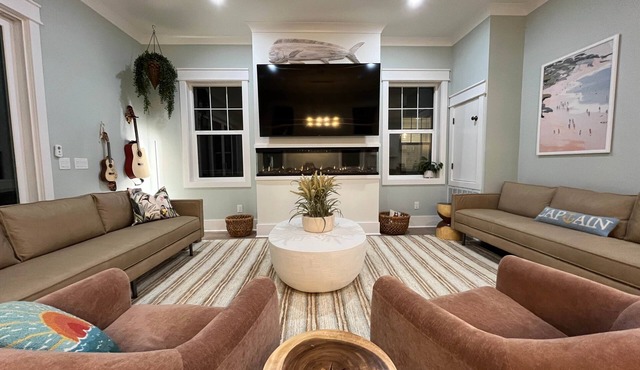Walk to Beach, 8BR, Heated Pool, Sauna, Elevator