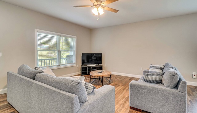 Walk to Cumberland County Playhouse! Modern Home