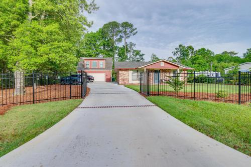 Walk to Restaurants: Bluffton Retreat w/Patio
