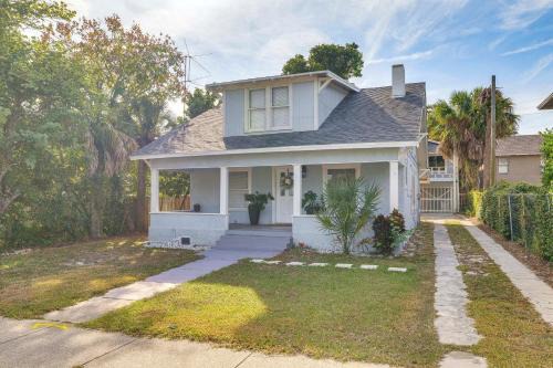 Walk to Winter Haven Hospital: Convenient Apt