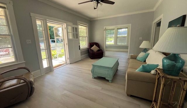 Walking Downtown,Fabulous 1800sqft 2/2 with a loft room house huge kitchen charm