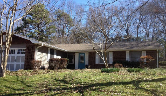 Warm 3 BR Cozy Ranch in Friendly South Charlotte