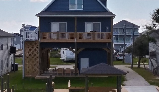 Water Lovers Paradise! New 6 br 4 ba boat ramp and dock on canal. Near ocean