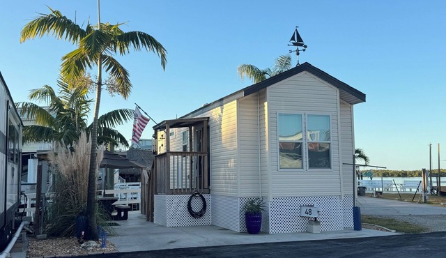 Waterfront 2 bedroom 1 bath with boat slip
