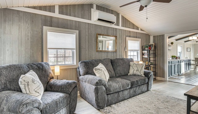 Waterfront Cottage at Cedar Pines Lake
