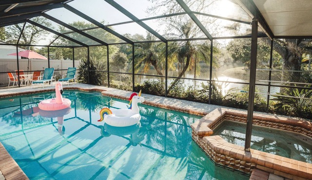 Waterfront FREE heated Pool, family and pet friendly in Palm Harbor!