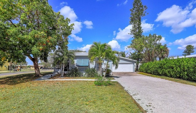 Waterfront home w/ boat lift in Historic Goodland short walk to restaurants