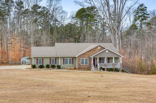 Waterfront Lake Hartwell Retreat w/Indoor Hot Tub