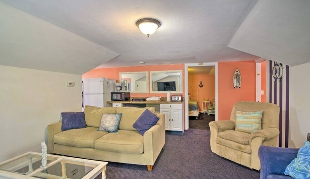 Waterfront Oasis, DOLPHINS, Deep Water Dock, Tiki Bar, Ocean Boating, Live Music