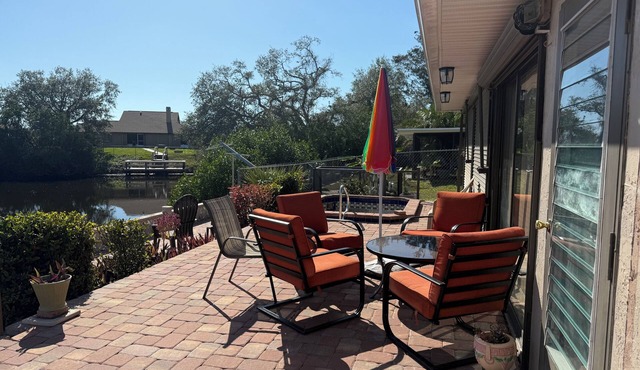 WATERFRONT WARM MINERAL SPRINGS GETAWAY