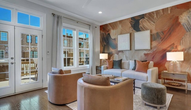 Waterside Retreat, Steps to River Street