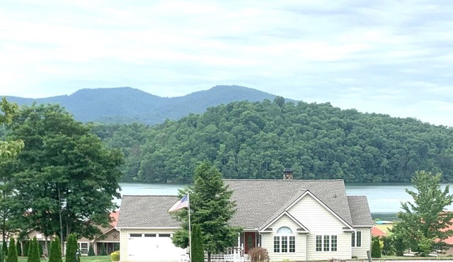 Waterview Retreat - In town convenience with beautiful Lake & Mountain Views