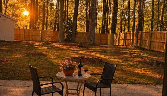 Welcoming 3-bedroom king suite 0.7 miles from cary downtown.