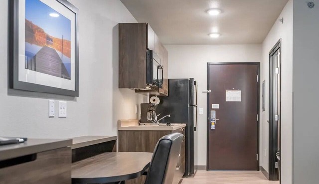 Welcoming Hotel w/In-Room Kitchenettes, Pet-Friendly, Near Savannah Airport