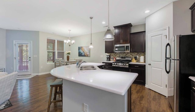 Where Relaxation Meets Home, KING Suite RETREAT, 14 MINS to RDU Airport, POOL