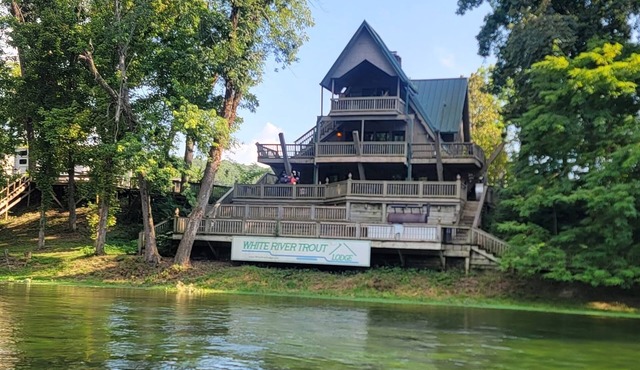 White River Trout Lodge 5-Bedrooms 3-Bathrooms 3-Kitchens 3-Living Rooms in Cotter
