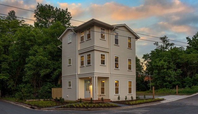 Wonderful 8-bedroom house & guest house in Downtown Durham