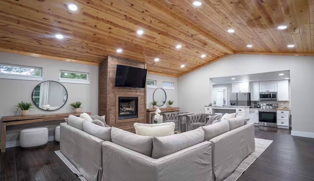 Wooded Retreat + 1.3 Acres/Fire Pit/King Bed/Hiking/Near Sewanee & Caverns