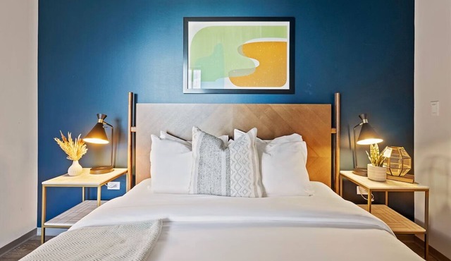Work-Ready Downtown Stay | Rooftop Lounge & Kitchen | Near Broadway & Symphony